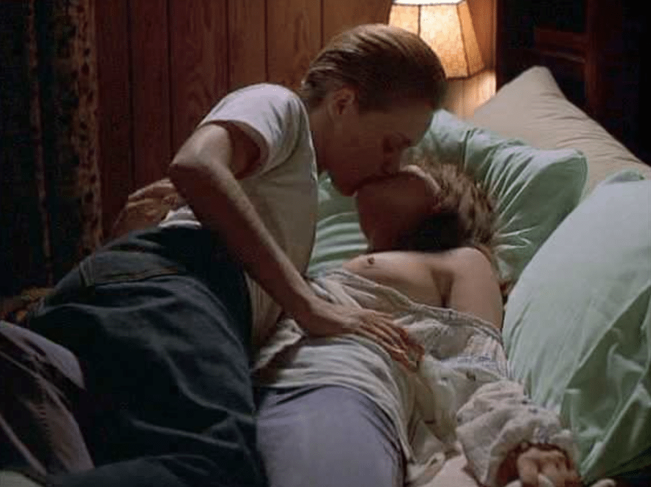 Michelle Williams in a great lesbian scene with Chloe Sevigny
