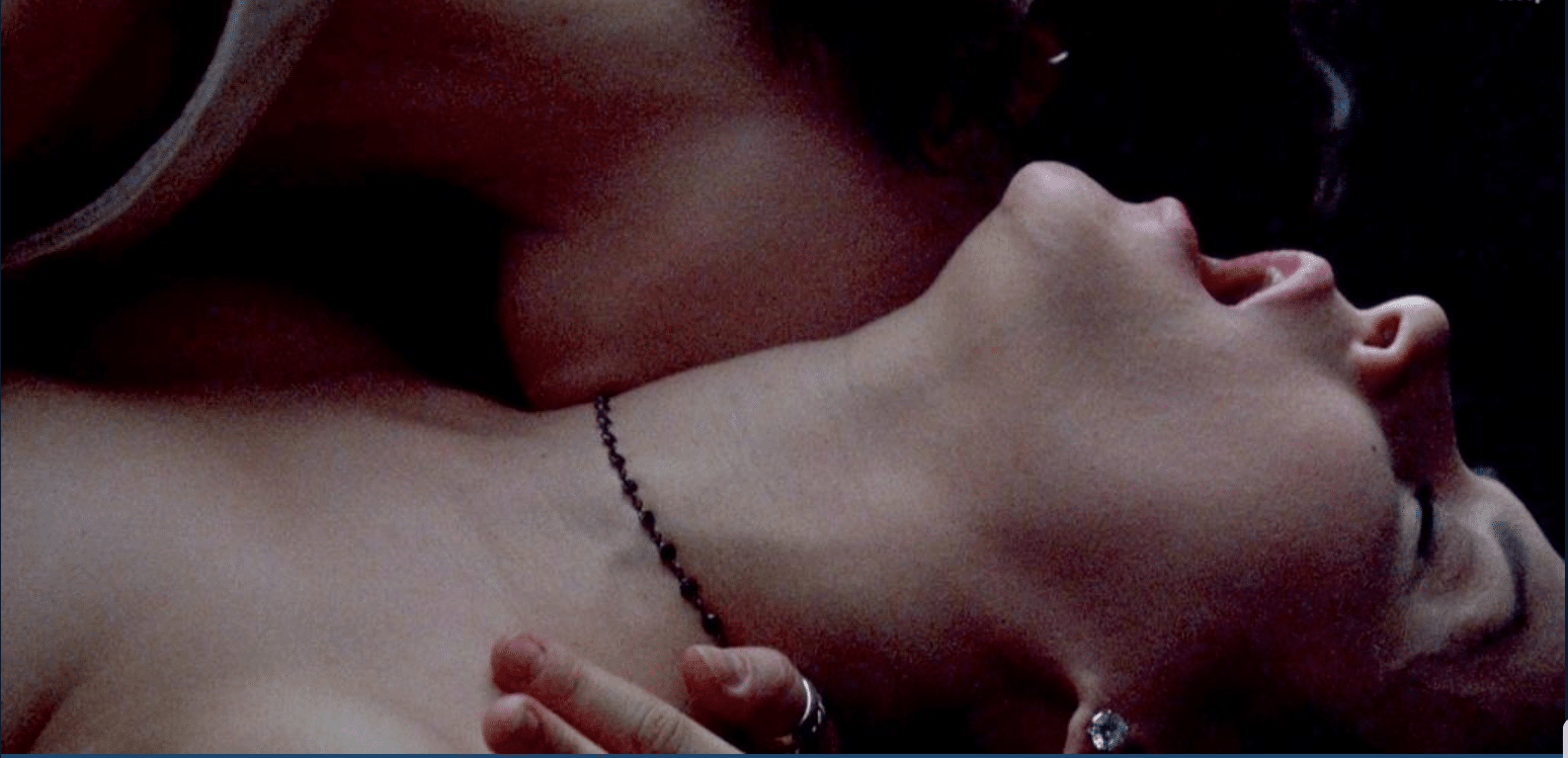 Jennifer Tilly, Gina Gershon make-out session on the couch 