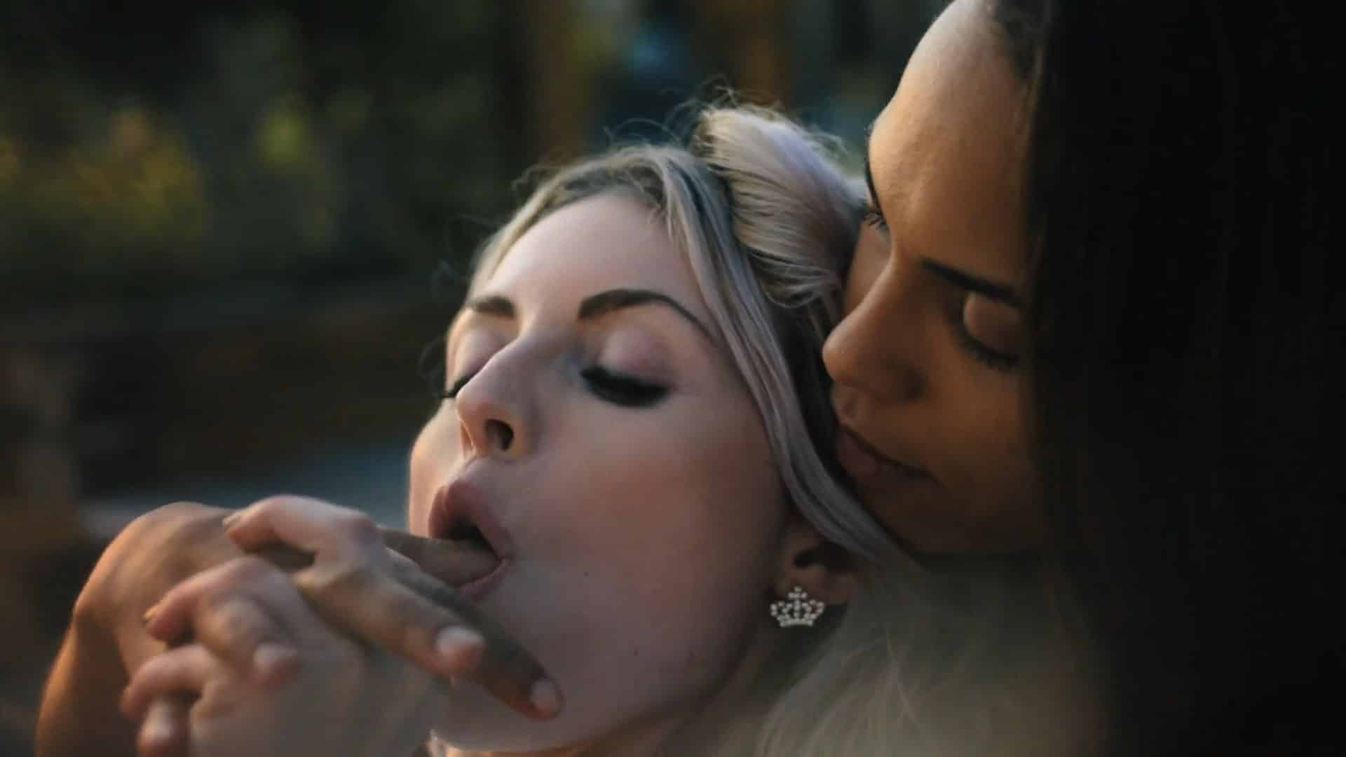  Ellie Barone, Monica Raymund lesbian scene