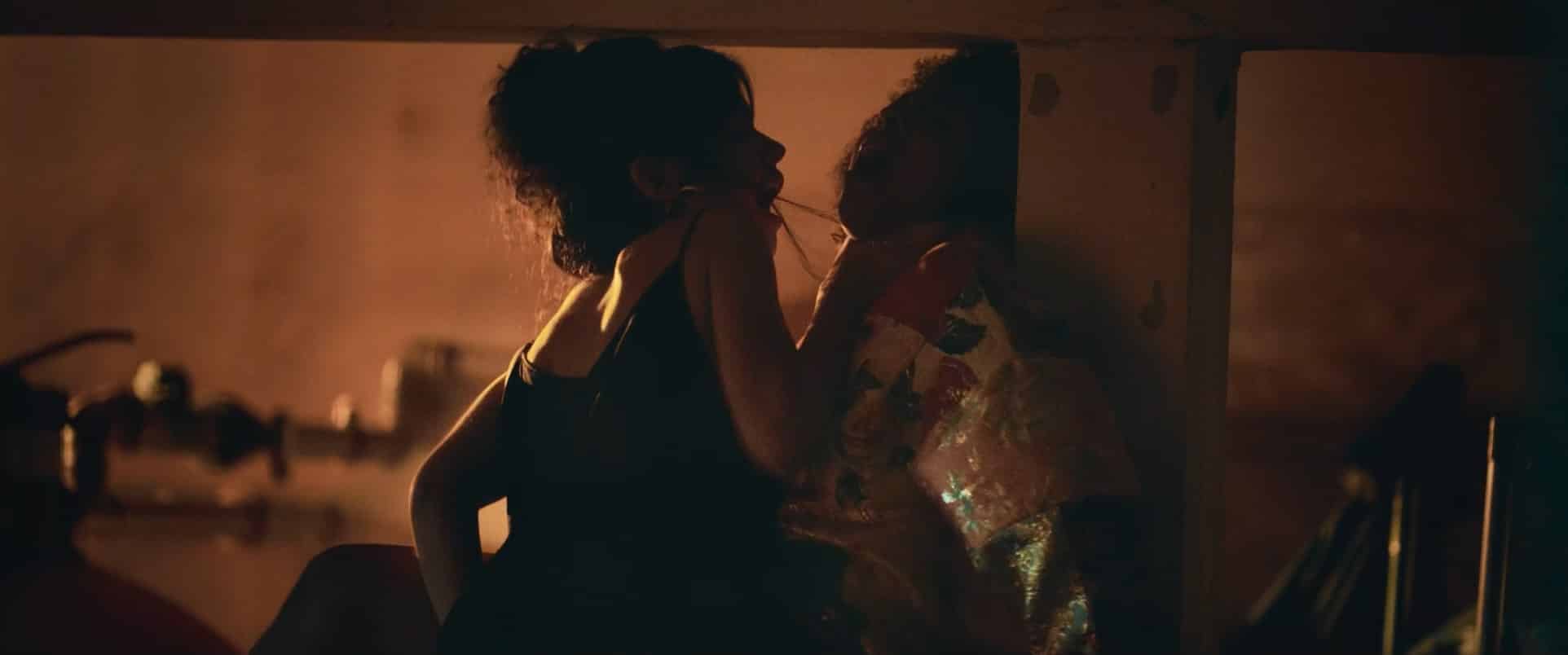 Julianna Gerais, Lara Tremouroux lesbian scene