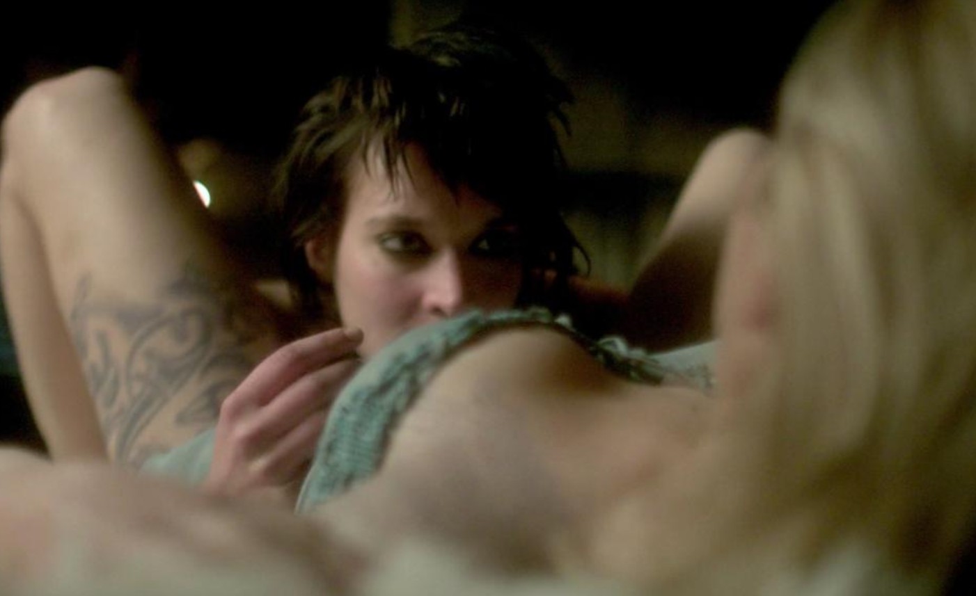 Katheryn Winnick & Josefin Asplund lesbian scene