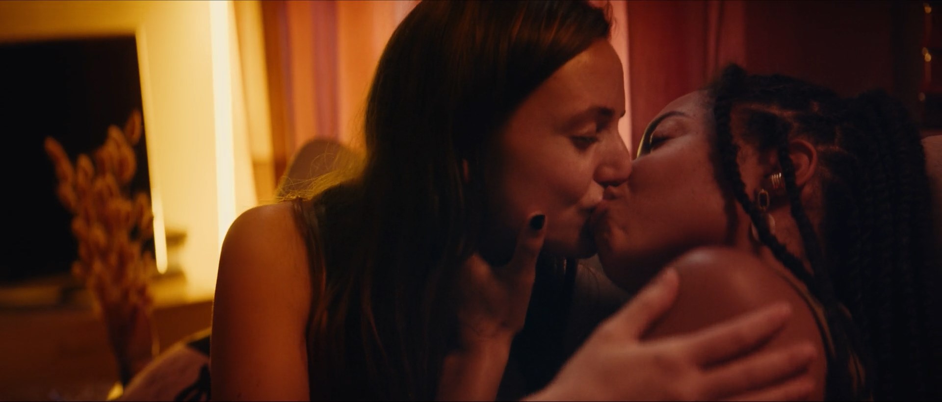 Gaite Jansen making out Joy Delimain the bedroom